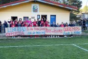 Las jugadoras del Norma San Leonardo con el cartel de protesta en el primer partido liguero.