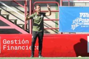 Aitor Calle da indicaciones a sus jugadores en el partido ante el Llanera.