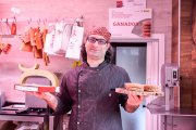 Carlos Hernández con el premio y las hamburguesas en su carnicería.