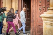 El acusado con su mujer entrando en los juzgados de Soria para la celebración del juicio.