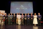 Los galardonados posan con autoridades y representantes de Heraldo Diario de Soria en la gala de los Premios Numancia 2024.
