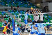 Adrián Olalla remata ante un triple bloqueo de Cisneros.
