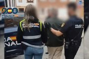 El detenido es conducido a un vehículo policial por dos agentes de la Policía Nacional.