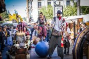 Talleres, demostraciones, teatro de calle y espectáculos animan la ciudad.