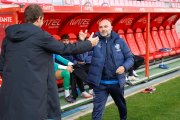 Aitor Calle saluda a Manel Menéndez, técnico del Marino, antes del inicio del partido.