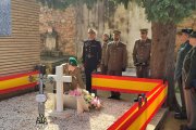 La soldado Rodríguez deposita el ramo de flores en homenaje a los militares caídos en acto de servicio.