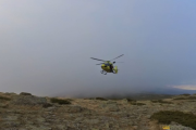 El helicóptero de rescate de la Junta evacúa a un joven lesionado en una pierna en una ruta por Guadarrama.