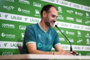 El entrenador del Rayo Cantabria, Ezequiel Loza, durante una comparecencia de prensa.