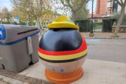 Parte trasera del contenedor Disney, con el QR del concurso.