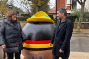 La concejala de Servicios Locales, Ana Alegre, y el gerente de Ecovidrio, Carlos Agustín, ante uno de los tres contenedores de Disney.