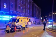 Policía Local, una ambulancia y viandantes atienden al herido.