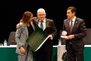 La consejera de Cultura y el presidente de Caja Rural entregan el premio a Juan Manuel Ruiz Liso.