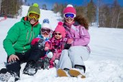 Familia en un día de nieve protegidos todos con gafas.