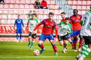 Cristian Delgado seguirá en el once del Numancia para formar en el centro del campo.