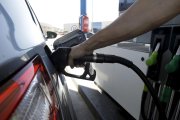 Conductor echando carburante al vehículo.