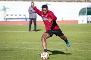 Godson en el entrenaminto del miércoles del Numancia ante la atenta mirada de Aitor Calle.
