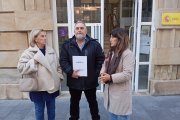 Los representantes de Sotillo del Rincón, Villar del Ala y Valdeavellano de Tera, a las puertas de la Subdelegación.
