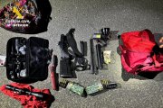 Mochilas con un rifle desmontado, dos cajas con munición, un cuchillo, un silenciador y dos visores.