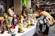 Stands de menestrales que muestran sus creaciones
