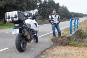 El piloto benaventano Carlos Blanco en el lugar en el que se produjo su accidente.
