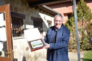 Francisco Javier Jiménez posa con la placa de recuerdo otorgada por 'sus' pueblos como médico.