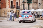 Vehículo de la Policía Local en la plaza Mayor.