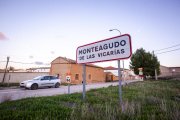 Cartel anunciador de Monteagudo, junto a la carretera.