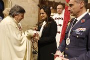 El abad de la cofradía entrega las medallas a Adriana Ulibarri e Ignacio de Dompablo.
