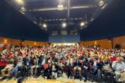 'Foto de familia' de los galardonados y el público asistente.