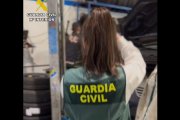 Una agente de la Guardia Civil durante uno de los registros dentro de la operación.