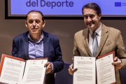 Benito Serrano y Juan Carlos Suárez-Quiñones, en la firma del convenio.