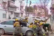 Los bomberos de la BRIF de Lubia mueven un vehículo afectado por la DANA.