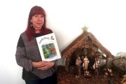 Begoña García posa junto a su primer libro.
