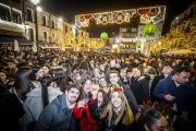 Familias y grupos celebran la nochevieja.