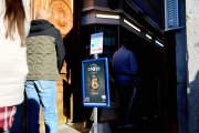 Varias personas hacen cola en una administración de lotería para comprar décimos de cara al Sorteo de El Niño, a 26 de diciembre de 2024, en Madrid (España). Tras la celebración del Sorteo de Navidad, ha comenzado la compra de décimos para el Sorteo de El.