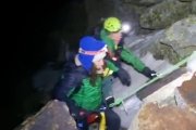 El Grupo de Rescate de Montaña de la Guardia Civil auxilia a la víctima de una caída en Urbión.
