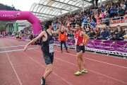 Hugo de Miguel saluda a otro atleta en la línea de meta de Elgoibar.