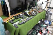 Efectos incautados por la Guardia Civil tras los robos en Tierras Altas, incluyendo armas.