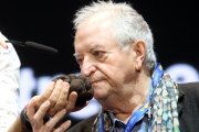 El cocinero Juan María Arzak, oliendo una de las trufas negras de Soria que se subastaban en el certamen Madrid Fusión.
