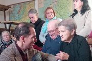 Felisa recibe el homenaje por parte de su familia, vecinos, y Diputación.