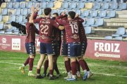 Los jugadores del Pontevedra celebran uno de los goles anotados ante el Compostela.