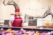 Mariela trabaja en la carnicería de un supermercado gracias al programa Incorpora.
