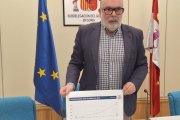 El subdelegado del Gobierno, Miguel Latorre, con el gráfico que muestra la subida de las pensiones con el PSOE (en rojo).