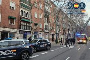 Calle en la que se encuentra la vivienda, con coches policiales.