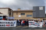 Movilización de los vecinos ante las puertas del Ayuntamiento de Medinaceli.