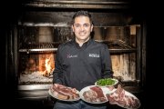Felipe Giráldez en su rincón favorito del Asador El Rosco, la de la brasa para dorar las carnes.