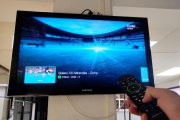 Un joven soriano cambia de canal de televisión.