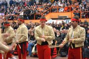 Los danzantes del Paloteo de San Leonardo cambiaron esta vez la iglesia por el polideportivo.