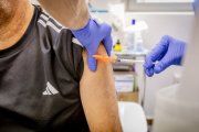 Paciente vacunándose contra la gripe