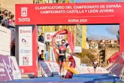 Marina Muñoz en el momento de cruzar la línea de meta como ganadora del duatlón soriano.